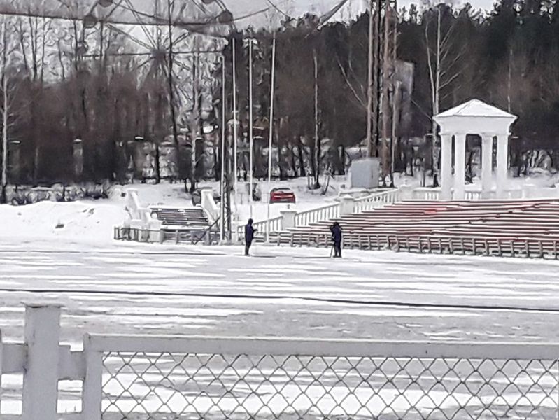 На стадионе "Уральский трубник" заливают ледовую арену