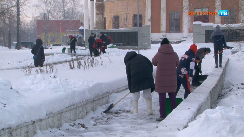 Школьники расчистили от снега мемориальный комплекс в Билимбае