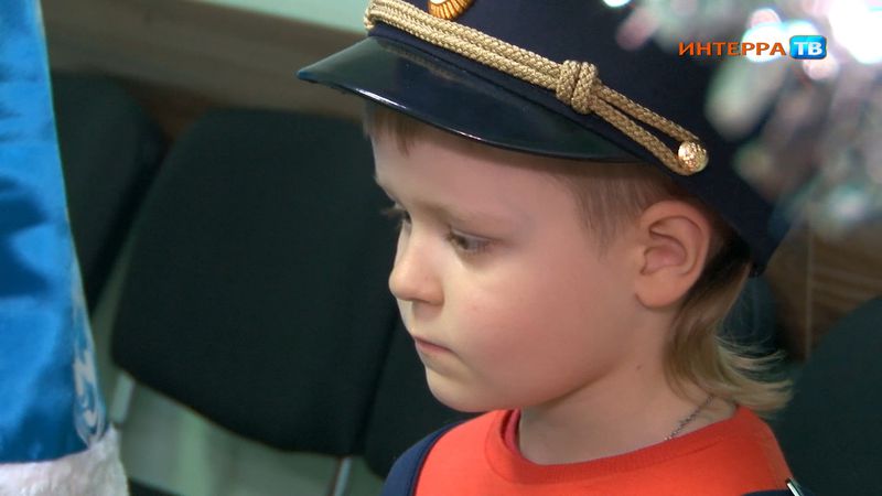 6-летний Артём Сысолятин получил форменную фуражку из рук главного полицейского города