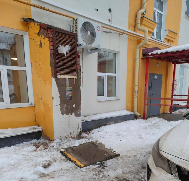 Тяжёлая плита упала с дома на ул. Ватутина, 37