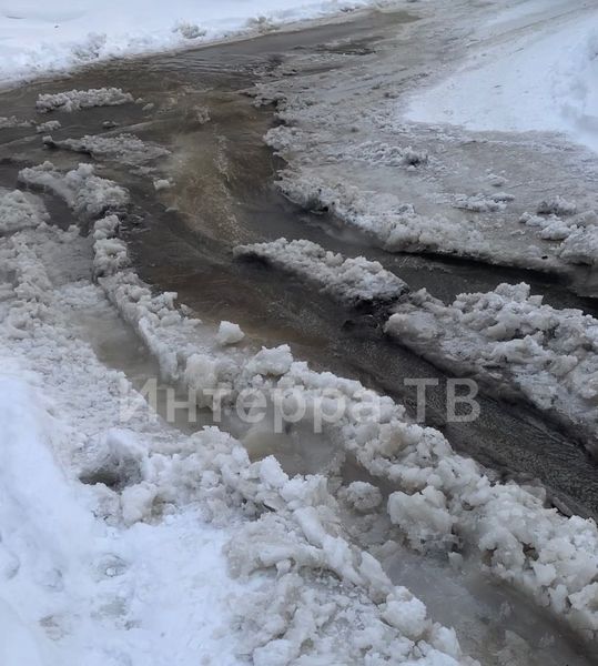 «У дома такая река, что невозможно перешагнуть!»