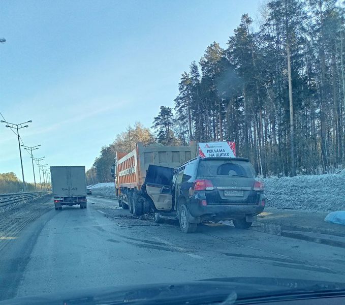 Столкнулись внедорожник и грузовик, погиб водитель машины "Toyota Land Cruiser"