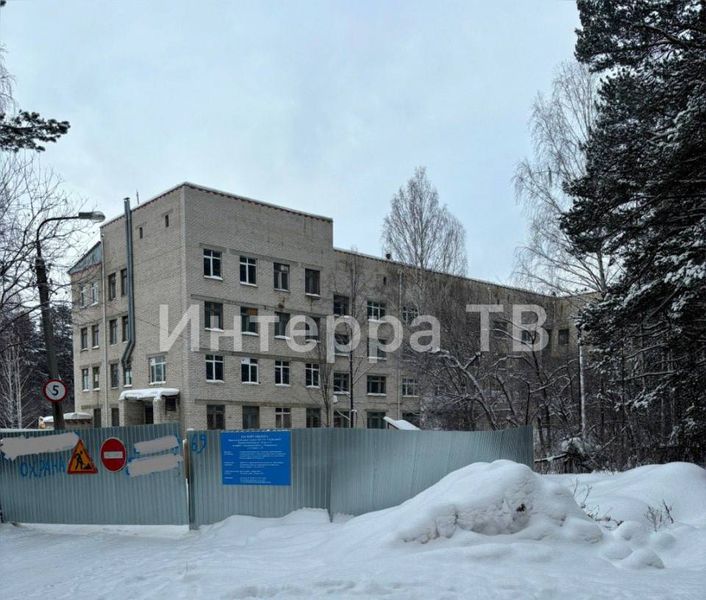 Территория тубдиспансера огорожена, в паспорте объекта срок окончания работ - декабрь 2024 года