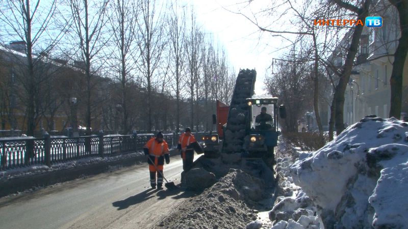 "Задача на ближайший месяц - убрать снег с центральных улиц и маршрутов общественного транспорта"