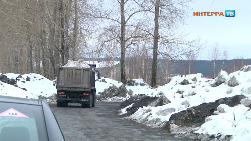 По дороге на Динас появился снежный полигон, кто и на каком основании возит туда снег?