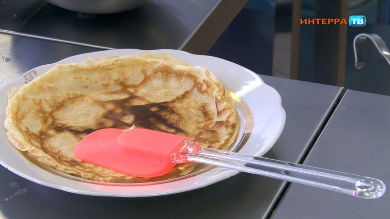 На кефире, молоке, опаре и крупе. Печём блины со студентами-кулинарами