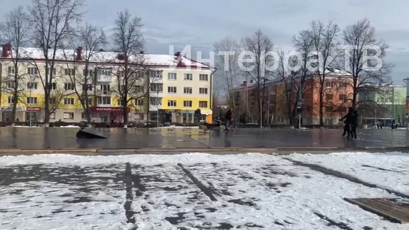 Стихийный скейт-парк на чаше фонтана