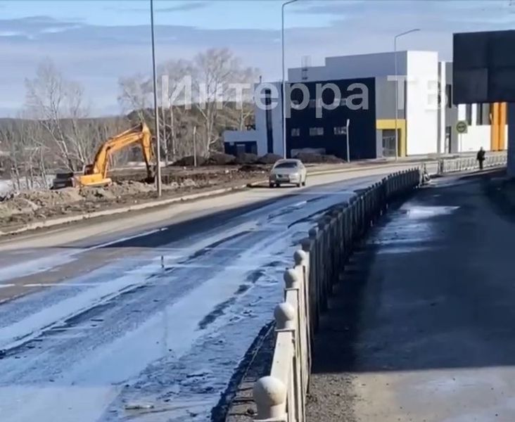 По дороге на улице Береговой течёт зловонный ручей