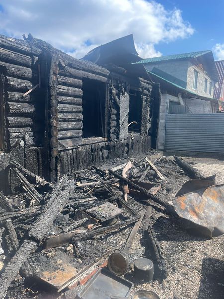 Пожар в Решётах: сгорел дом и всё, что в нём было, погорельцам нужна помощь