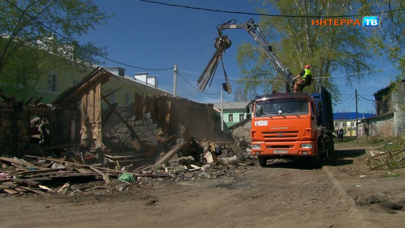 В Первоуральске сносят бесхозные сараи