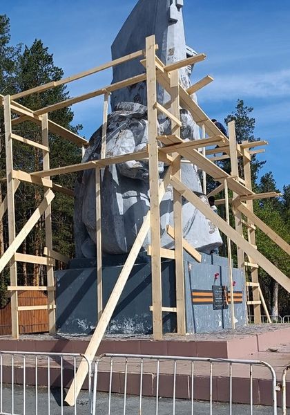В парке приступили к ремонту памятника «Единство фронта и тыла»