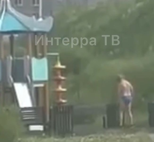 Мужчина в нижнем белье гулял по набережной
