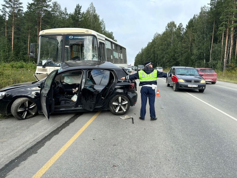 На дороге под Первоуральском автобус столкнулся с легковушкой