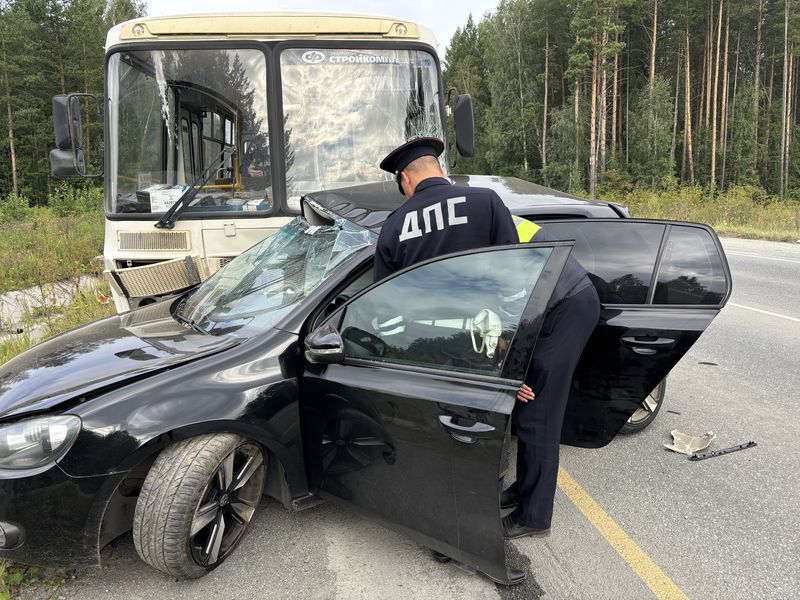 Обгонял попутную машину по обочине, не справился с управлением и вылетел на встречку
