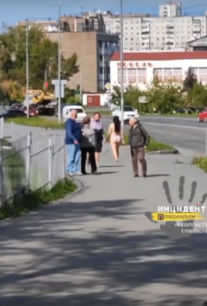 Девушка в одних трусах гуляла по Первоуральску