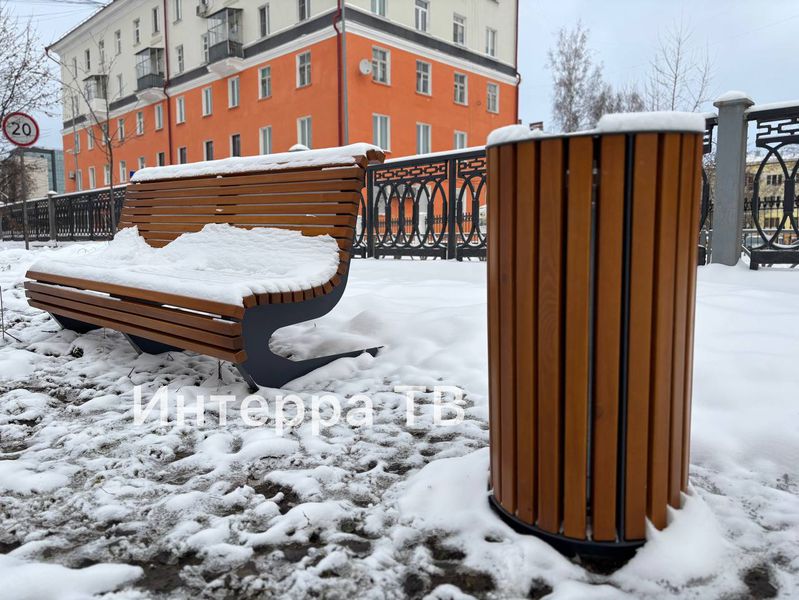 На аллее по улице Ватутина появились 12 новых скамеек и урн