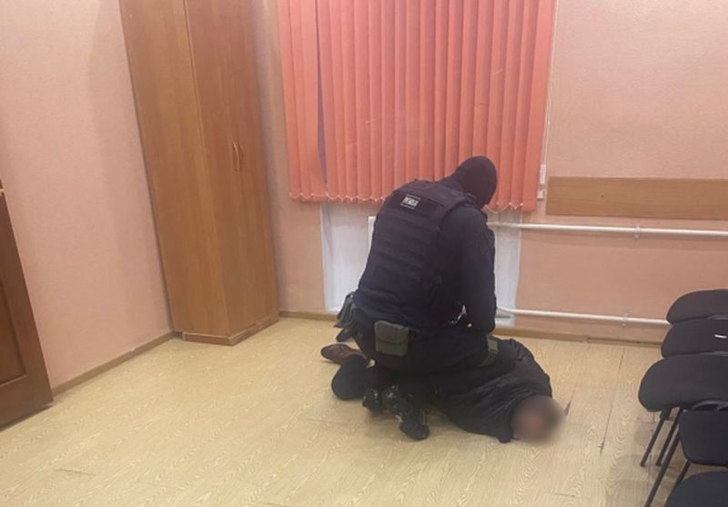 Двоих первоуральцев подозревают в даче взятки местному чиновнику