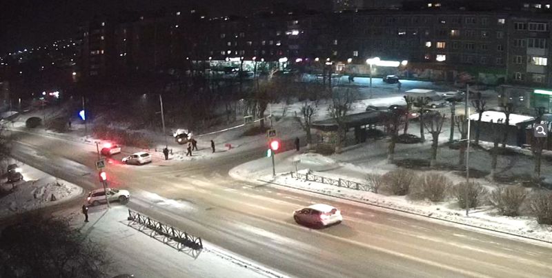 В ГИБДД прокомментировали аварию на пр.Космонавтов, где машина выкатилась на тротуар