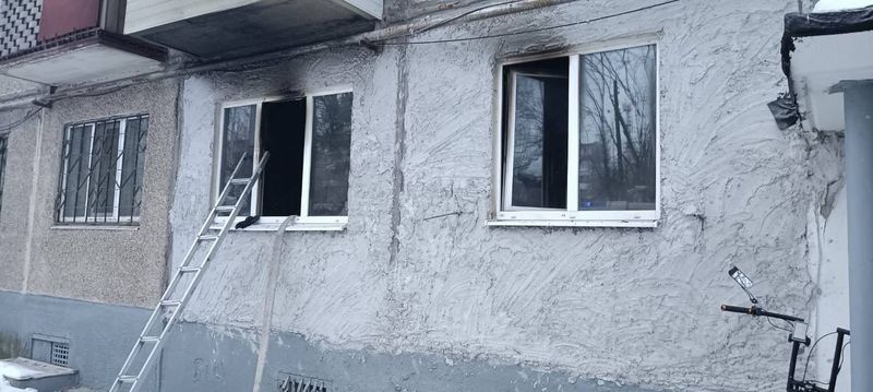 Из-за оставленного в электросети зарядного устройства от электровелосипеда сгорела квартира