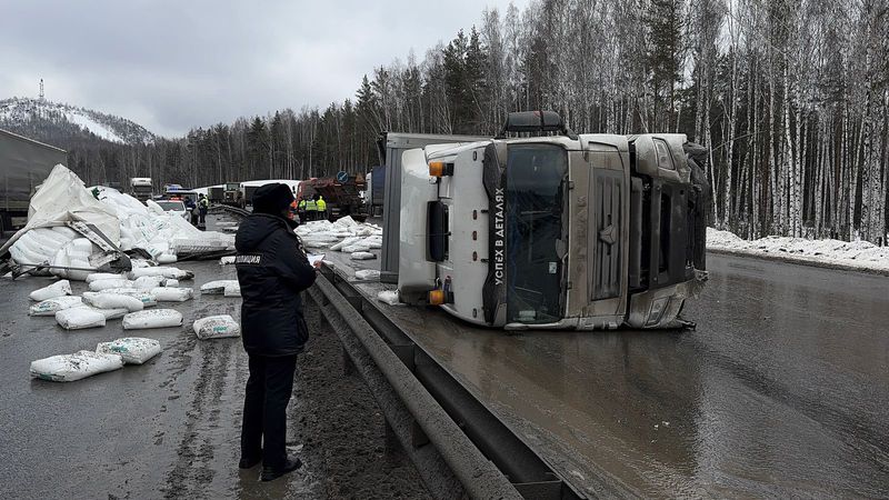 На Пермской трассе из-за ДТП временно ограничено движение транспорта