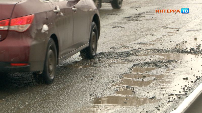 «Ямы, лужи, размытый асфальт»: первоуральские водители пожаловались на состояние дорог