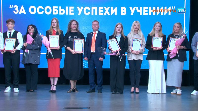 В Первоуральске медали «За успехи в учении» получили 60 выпускников
