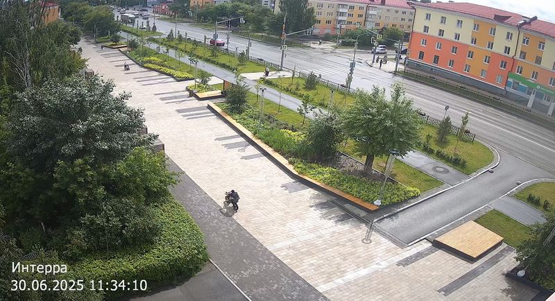 «Носятся на своих электрических мопедах по аллее, никого не видят!»