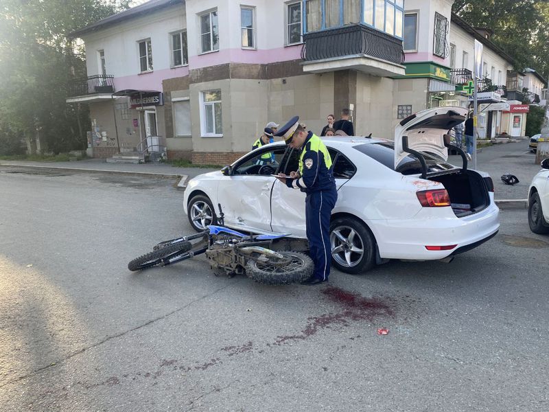 Сотрудники ГИБДД выясняют обстоятельства аварии с пьяным мотоциклистом