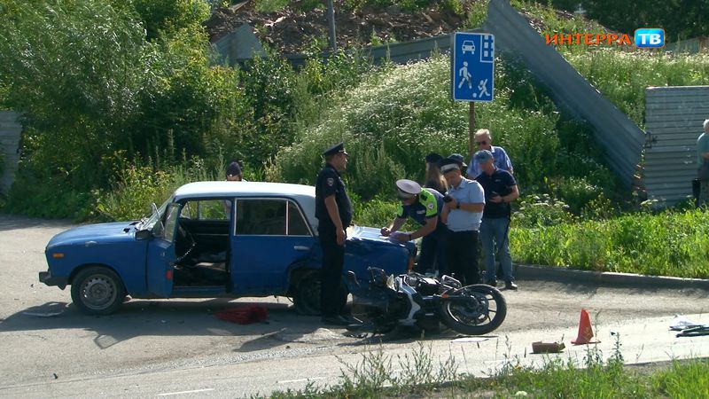 На улице Ленина мотоцикл столкнулся с легковым автомобилем