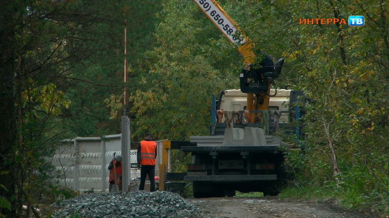 На городском кладбище Первоуральска демонтировали старый забор и устанавливают новый