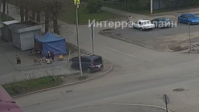 Заехал на тротуар, погнул ограждение