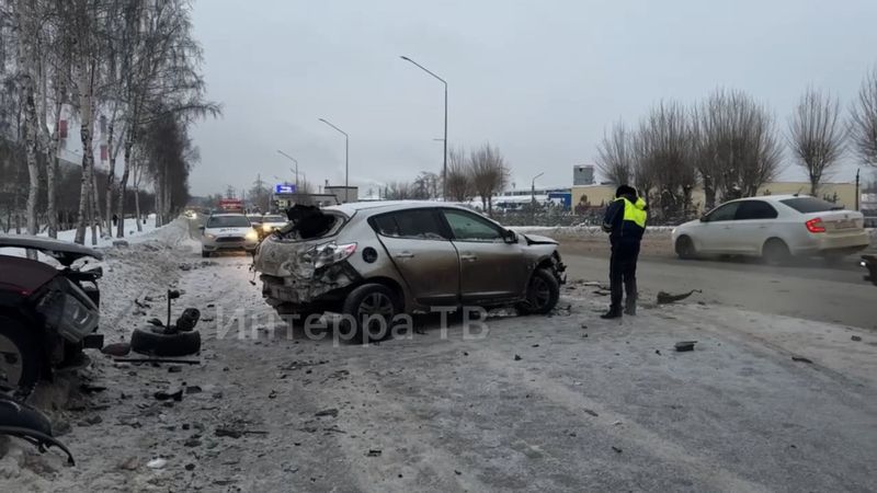 Утром на улице Ленина столкнулись 3 машины, 2 человека пострадали